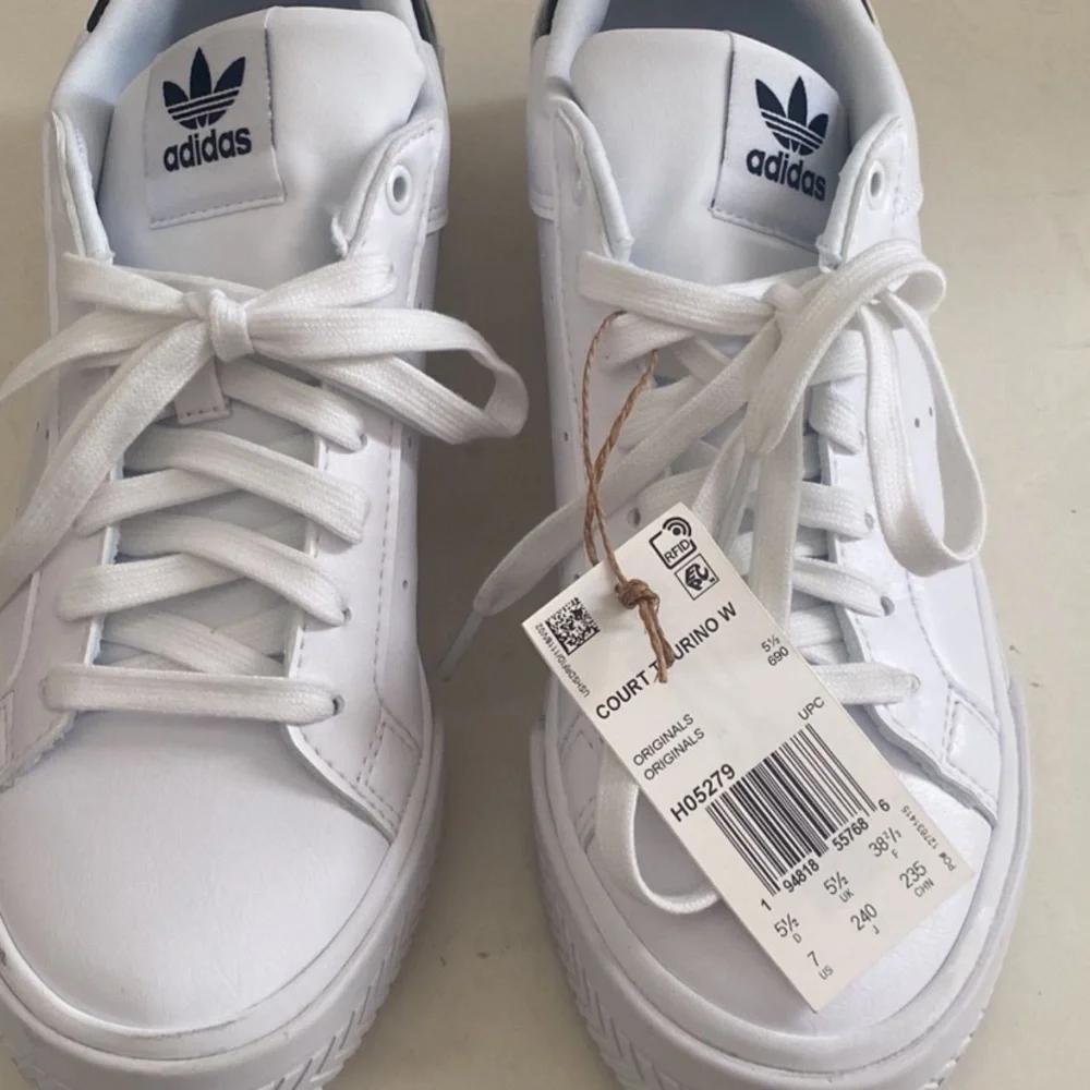 Adidas Court Torino Size 7 - Picture 1 of 3